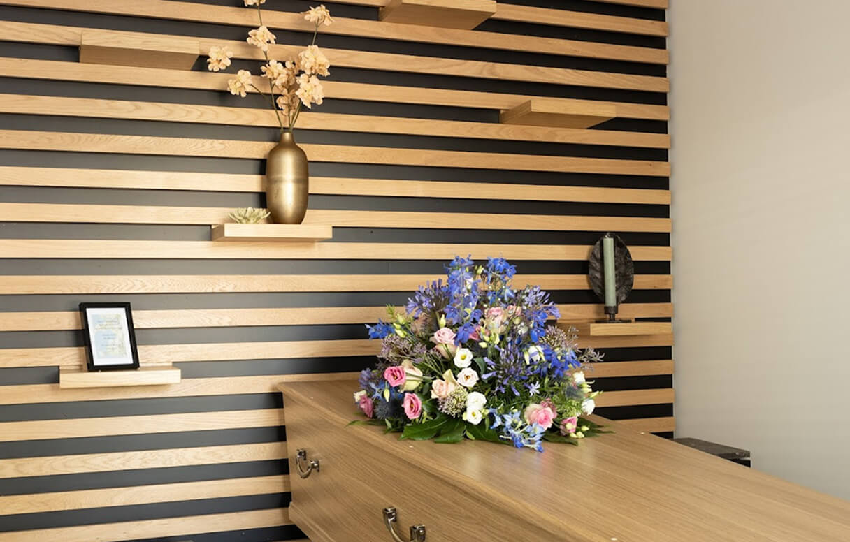Kist met bloemen in de ceremonieruimte