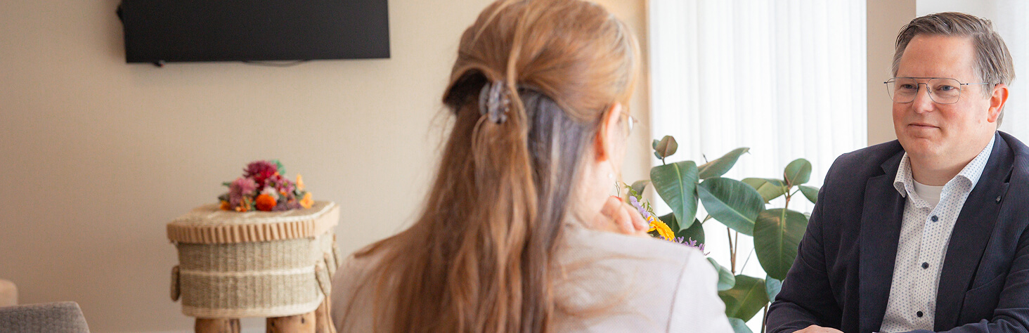 Een gesprek aan tafel bij Rebel Uitvaart