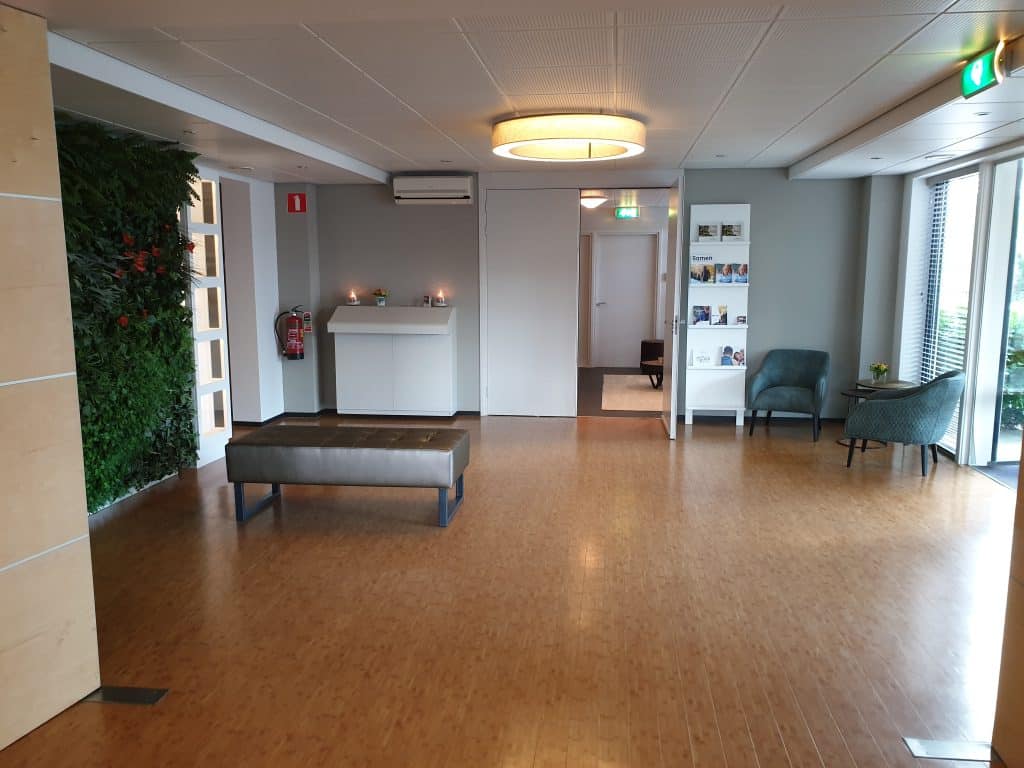 Uitvaartcentrum Huizen Rebel uitvaart condoleance afscheid hal