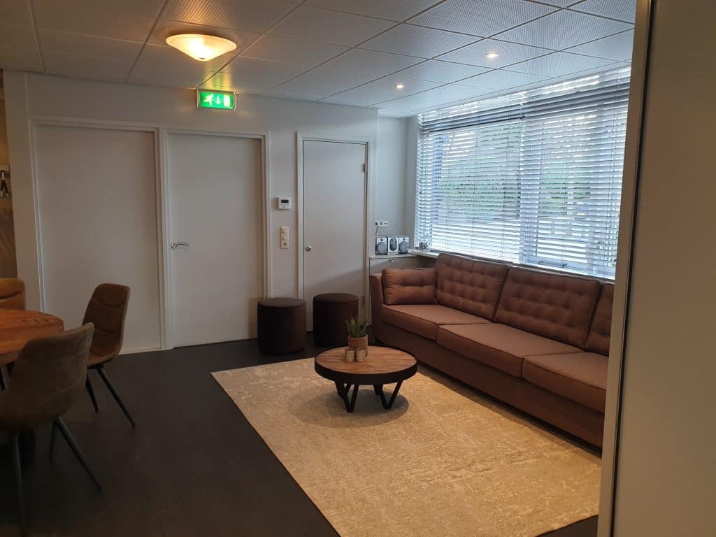 Familiekamer zit Uitvaartcentrum Huizen Rebel uitvaart