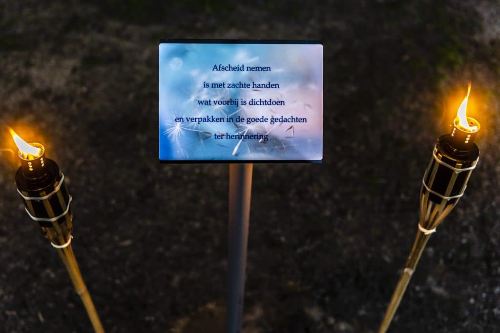 In liefde gedenken: verlichte wandeltocht over de begraafplaats in Huizen