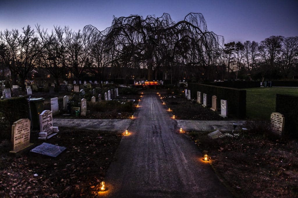 In liefde gedenken: verlichte wandeltocht over de begraafplaats in Huizen