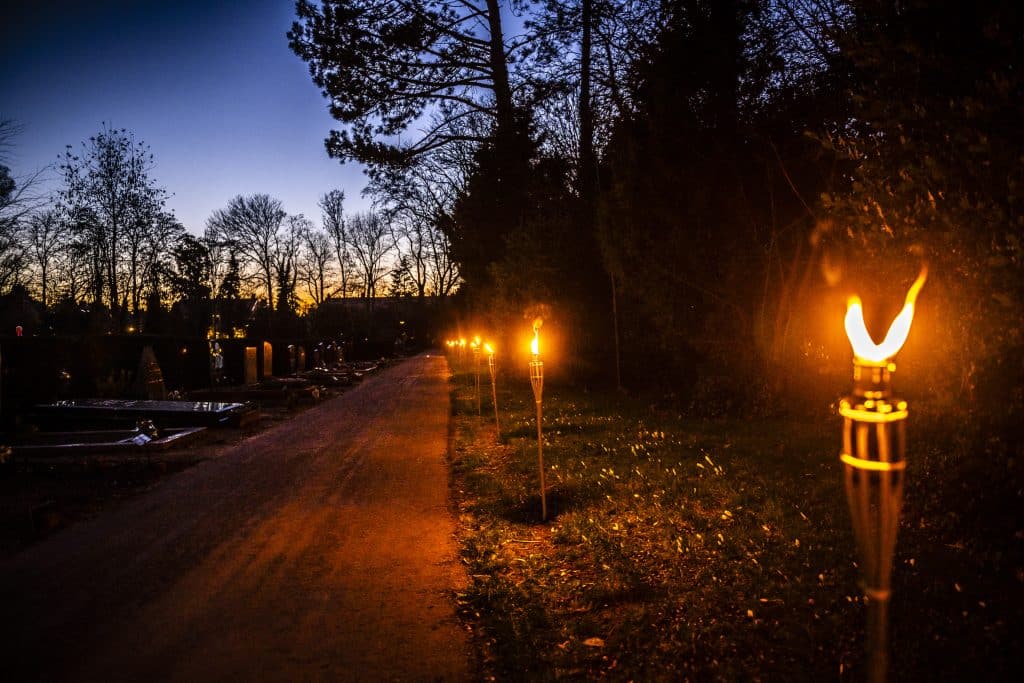 In liefde gedenken: verlichte wandeltocht over de begraafplaats in Huizen