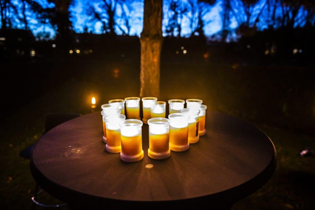 In liefde gedenken: verlichte wandeltocht over de begraafplaats in Huizen