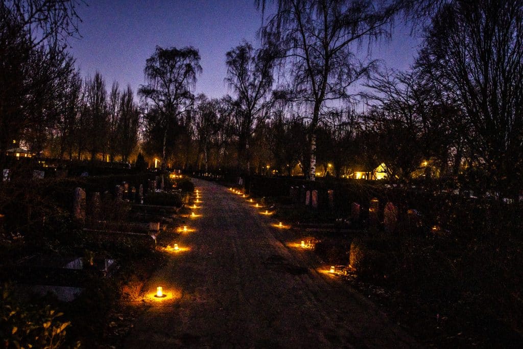 In liefde gedenken: verlichte wandeltocht over de begraafplaats in Huizen