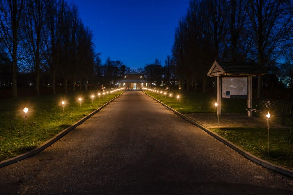 In liefde gedenken: verlichte wandeltocht over de begraafplaats in Huizen