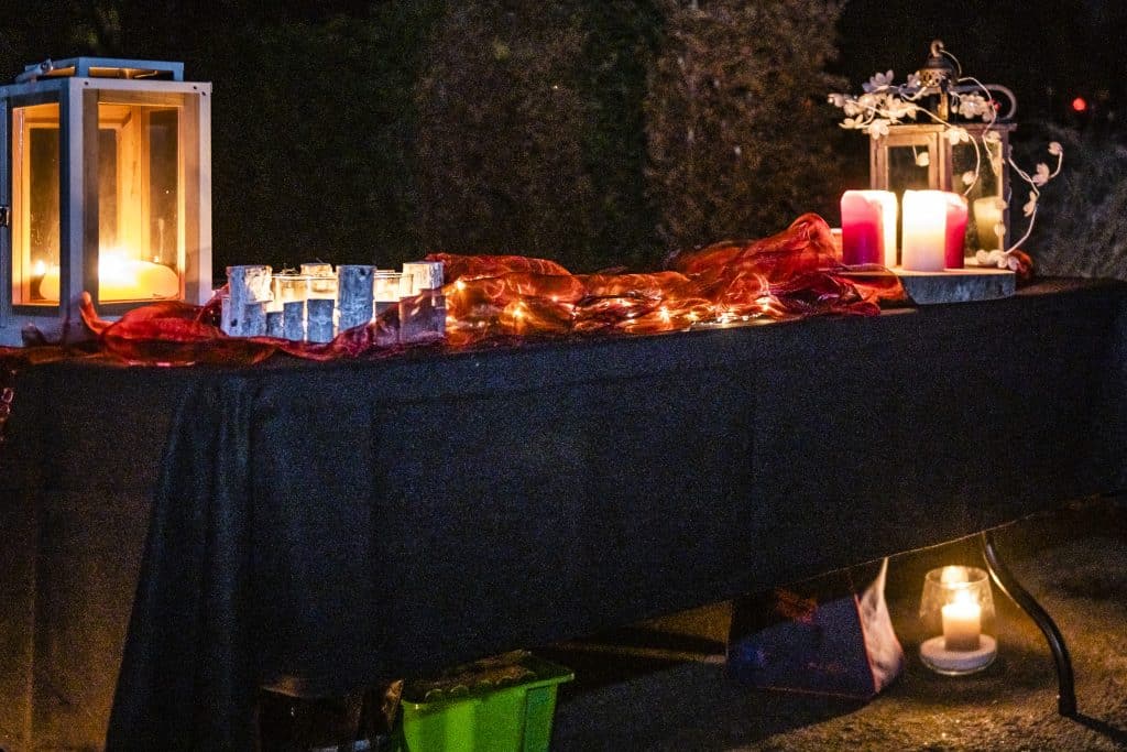In liefde gedenken: verlichte wandeltocht over de begraafplaats in Huizen