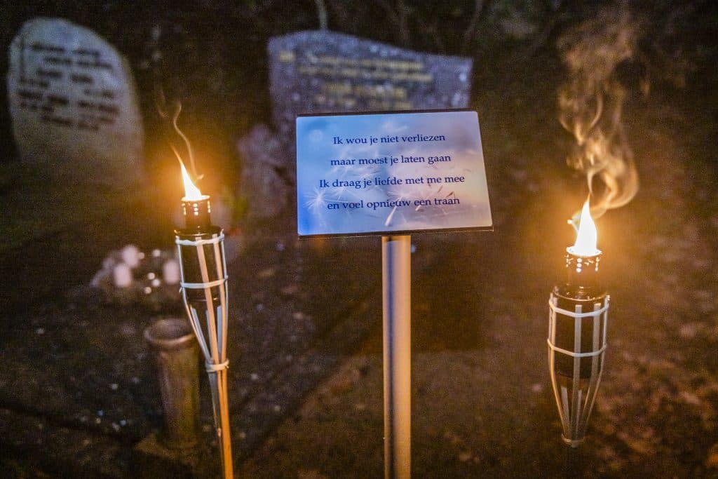 In liefde gedenken: verlichte wandeltocht over de begraafplaats in Huizen