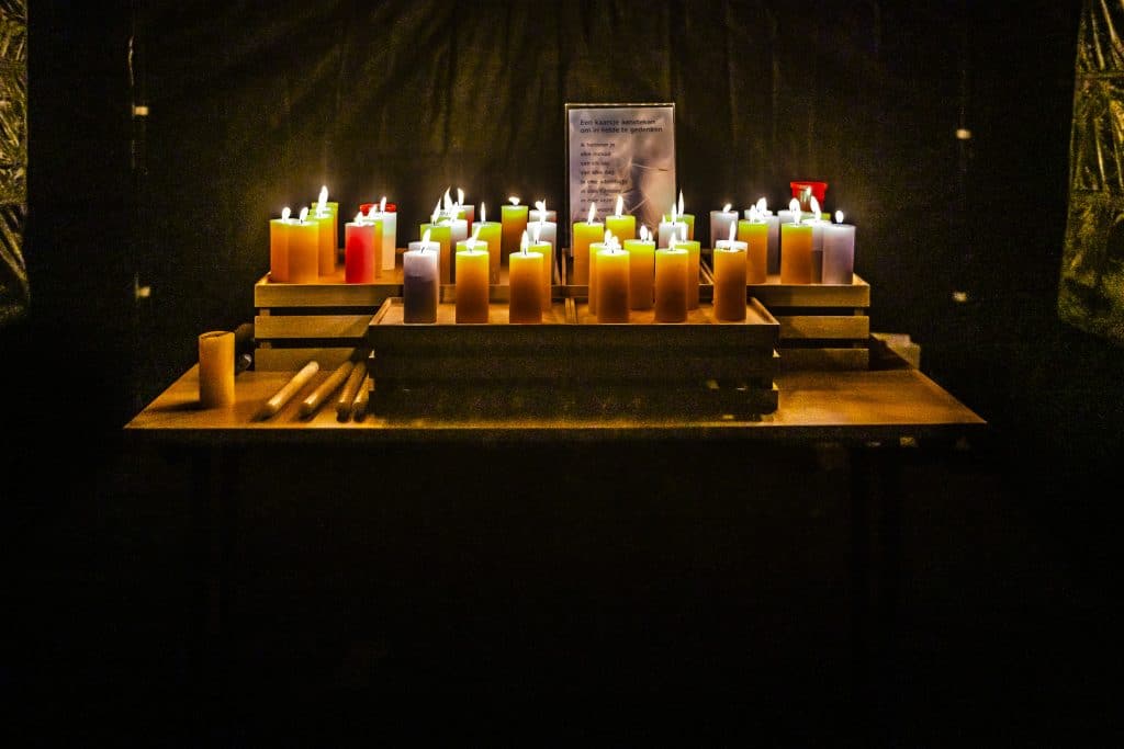In liefde gedenken: verlichte wandeltocht over de begraafplaats in Huizen