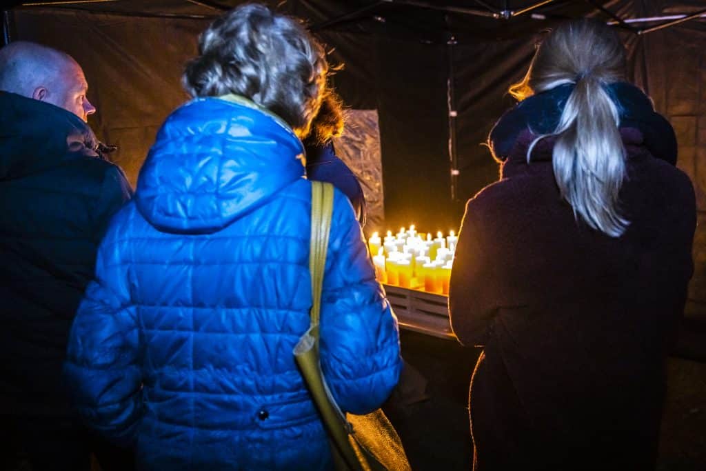 In liefde gedenken: verlichte wandeltocht over de begraafplaats in Huizen