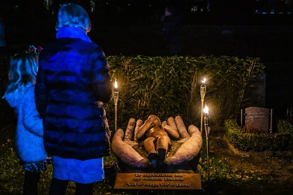 In liefde gedenken: verlichte wandeltocht over de begraafplaats in Huizen