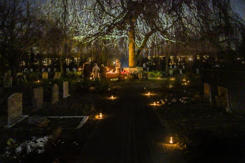 In liefde gedenken: verlichte wandeltocht over de begraafplaats in Huizen