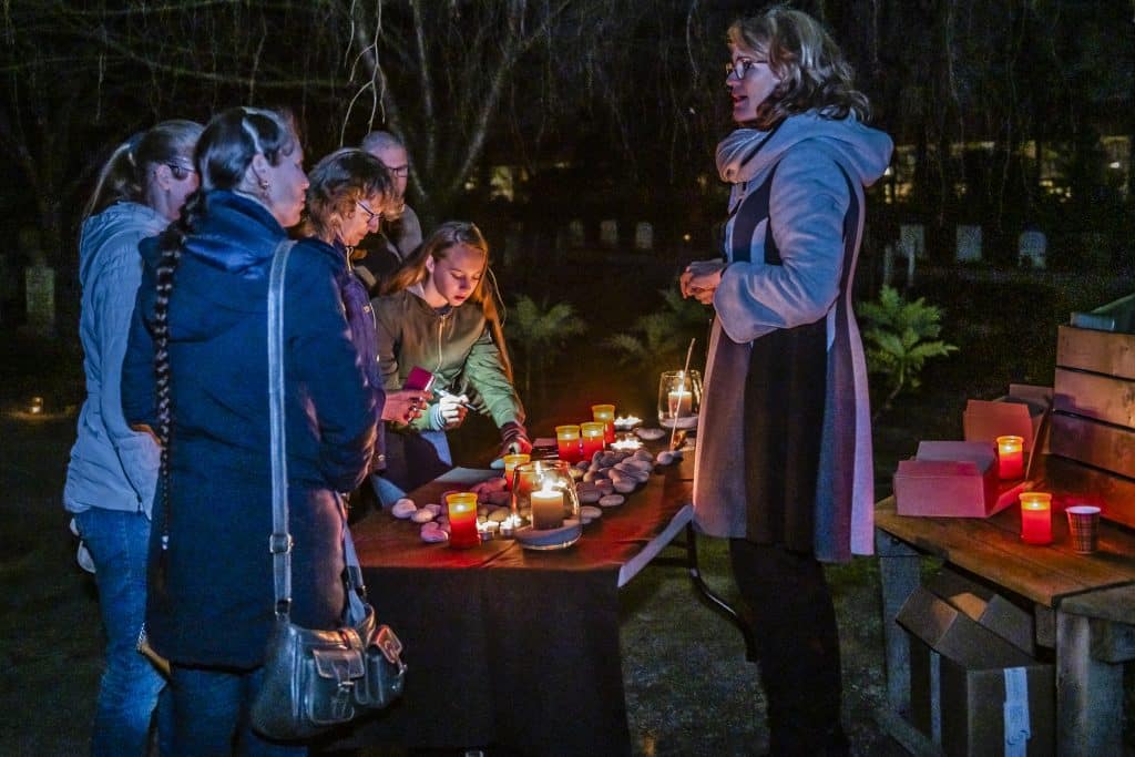 In liefde gedenken: verlichte wandeltocht over de begraafplaats in Huizen