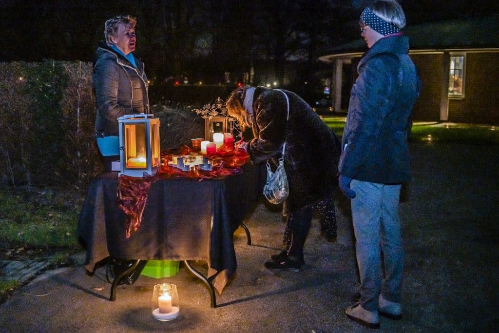 In liefde gedenken: verlichte wandeltocht over de begraafplaats in Huizen