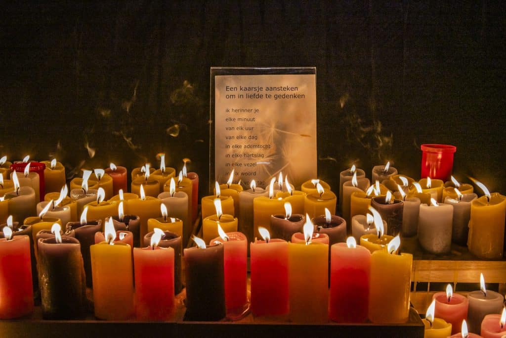 In liefde gedenken: verlichte wandeltocht over de begraafplaats in Huizen