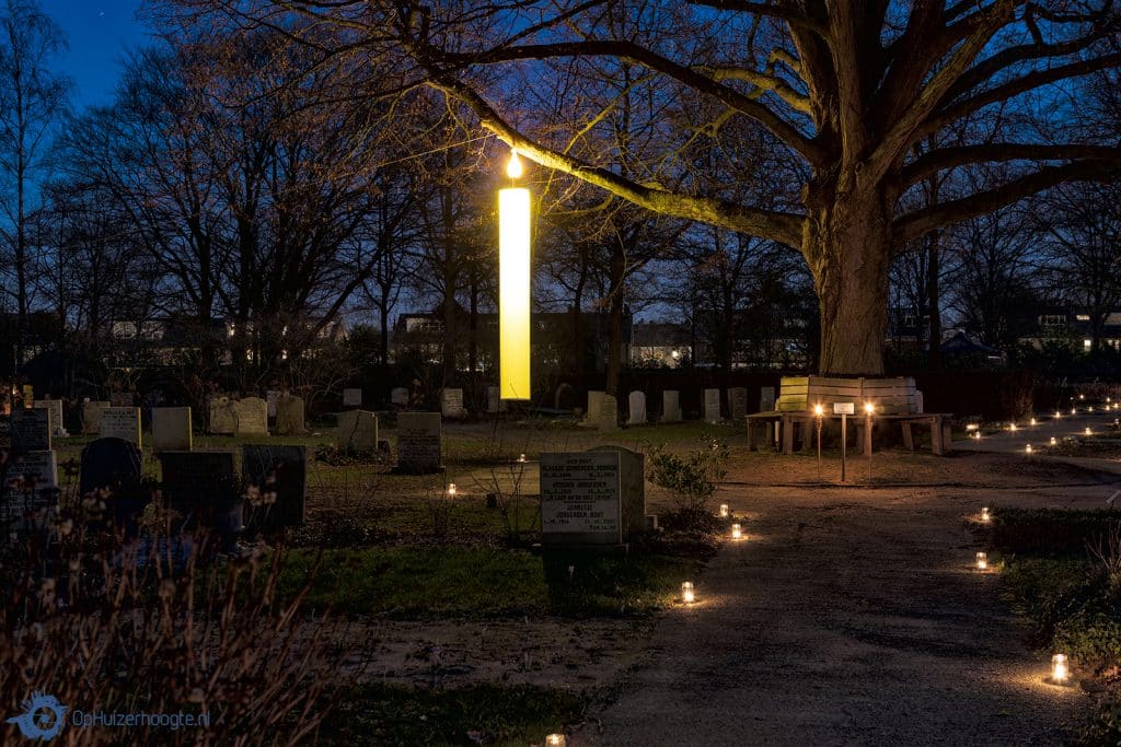 In liefde gedenken: verlichte wandeltocht over de begraafplaats in Huizen
