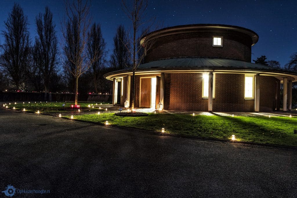 In liefde gedenken: verlichte wandeltocht over de begraafplaats in Huizen