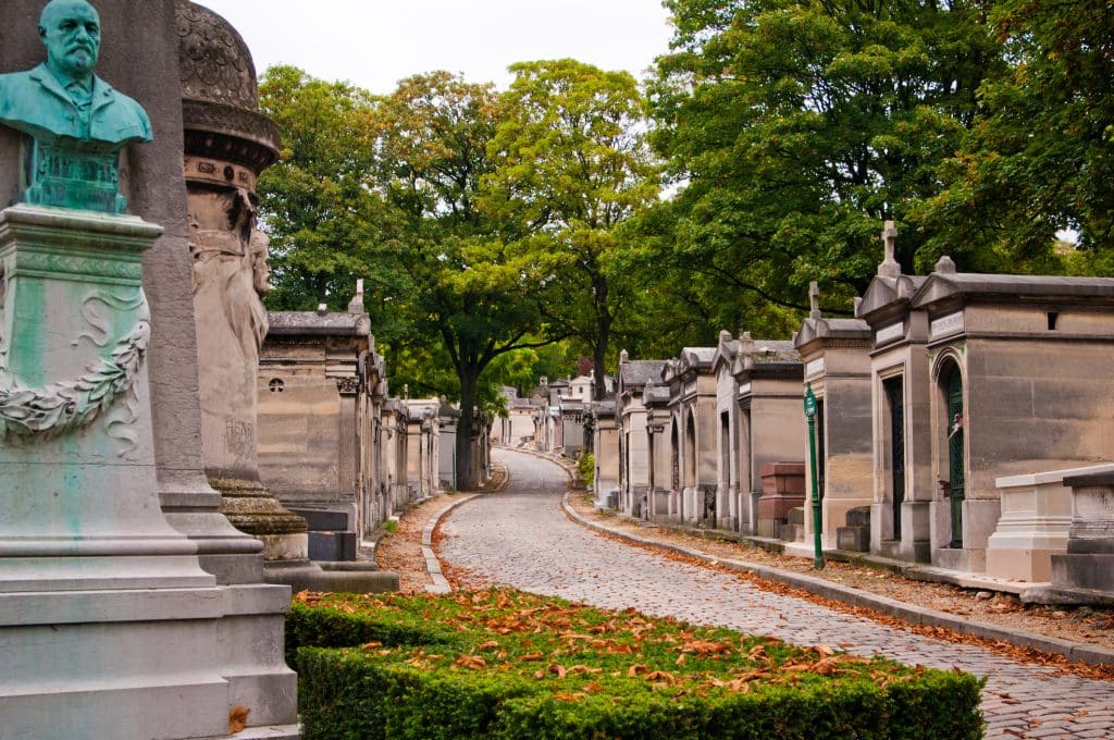 Een laan op begraafplaats Pere-Lachaise in Parijs. Rebel Begrafenis Huizen Almere