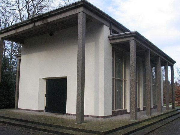 Aula van begraafplaats Nieuw Valkeveen in Naarden