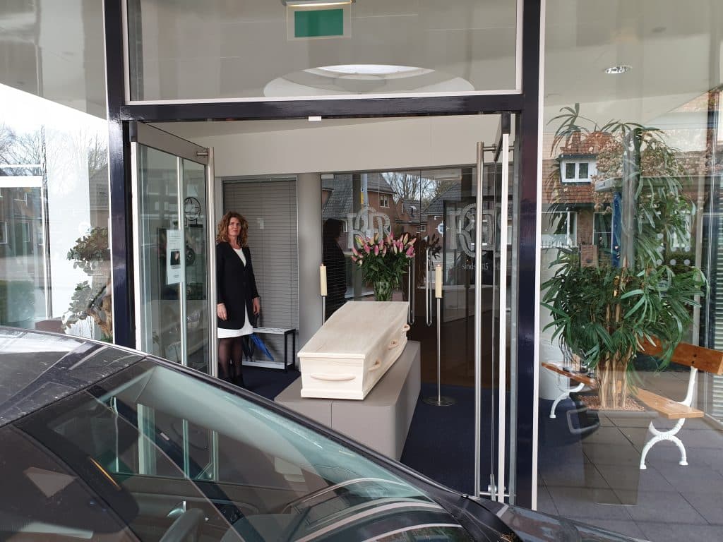 Condoleance nieuwe stijl tijdens corona, Rebel Uitvaart Huizen