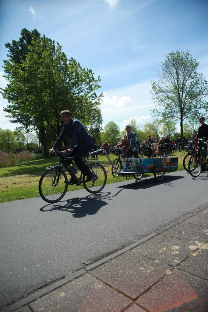 Fiets met kist tijdens uitvaart in Lelystad