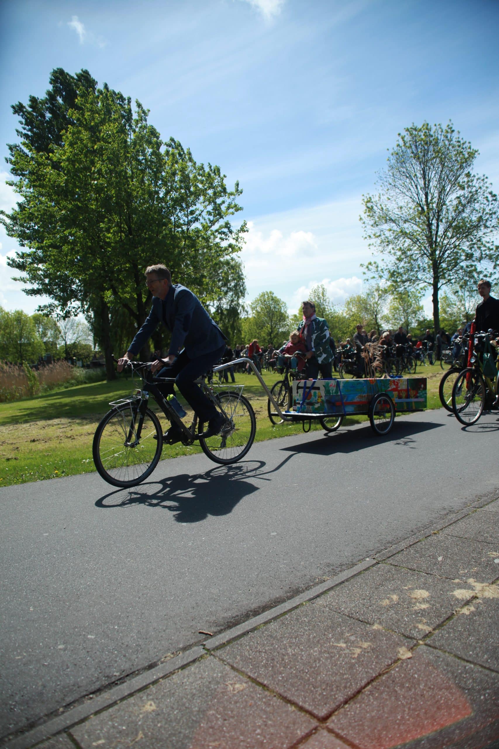 Fiets met kist tijdens uitvaart in Lelystad
