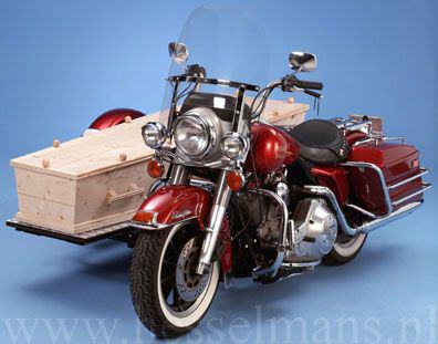 Harley Davidson met zijspan als rouwvervoer