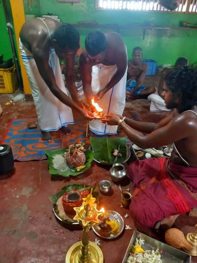 Afscheidsritueel in Sri Lanka bij de as grenzen over Rebel Uitvaart 