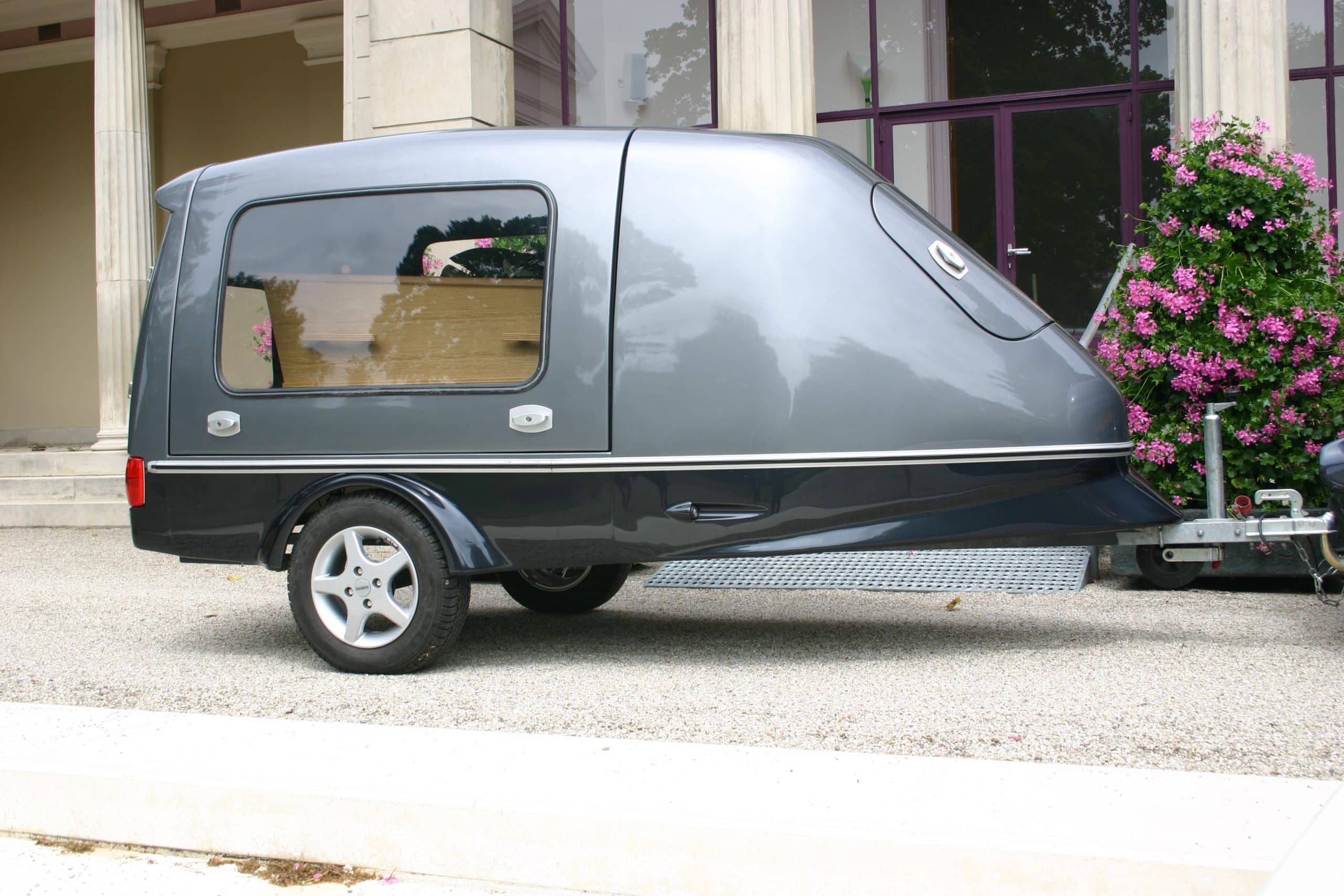 De rouwcaravan achter een eigen auto