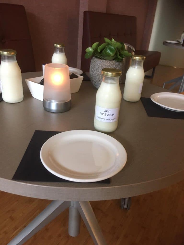 Flesjes melk klaargezet als aandenken voor de bezoekers