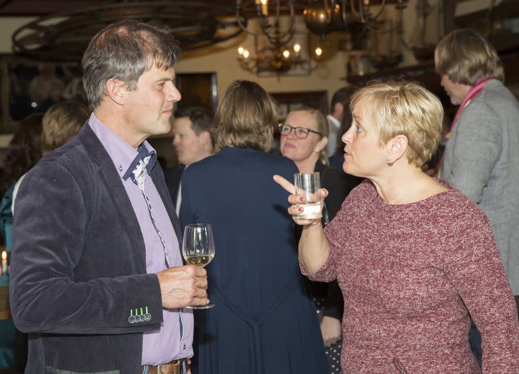 Mijndert Rebel maakt het opgehaalde bedrag bekend