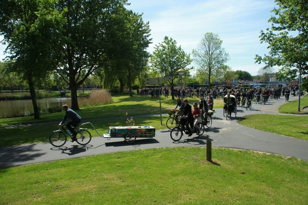 Stoet op de fiets bij de uitvaart in Lelystad