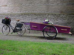 Uitvaartfiets met open fietskar voor de kist