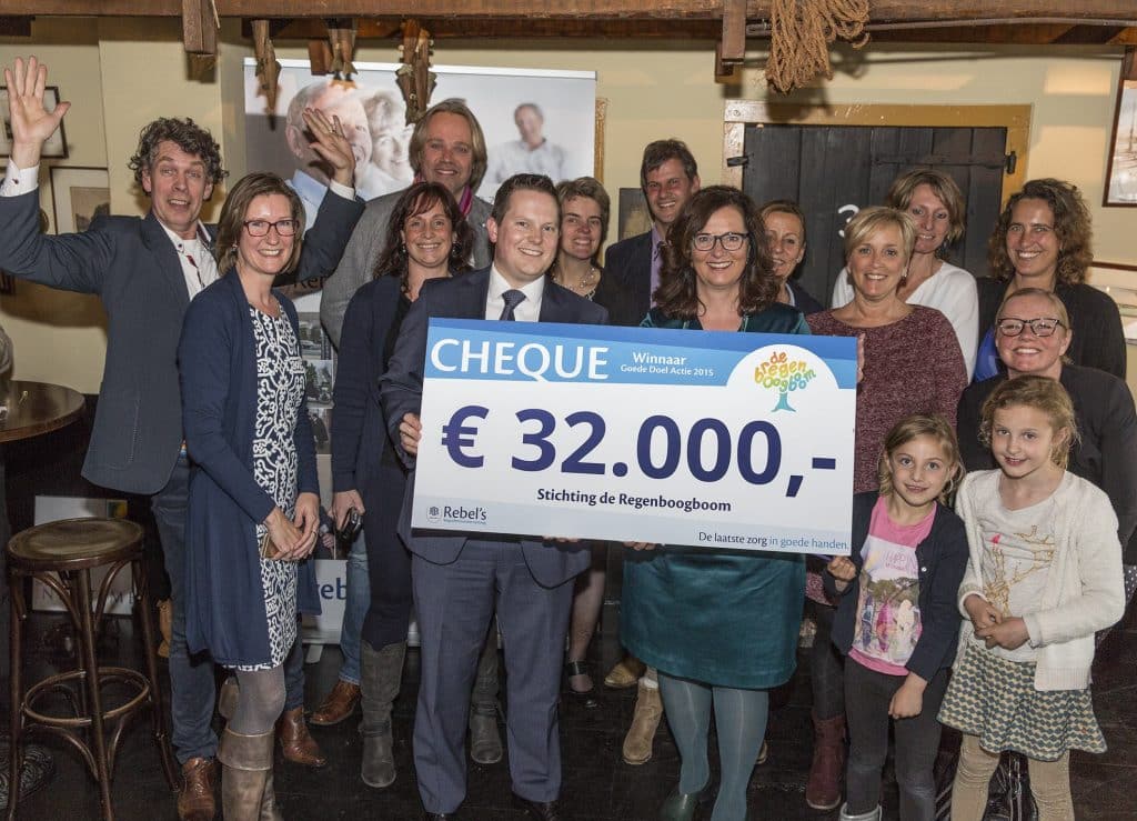 Overhandiging van de cheque aan Stichting De Regenboogboom