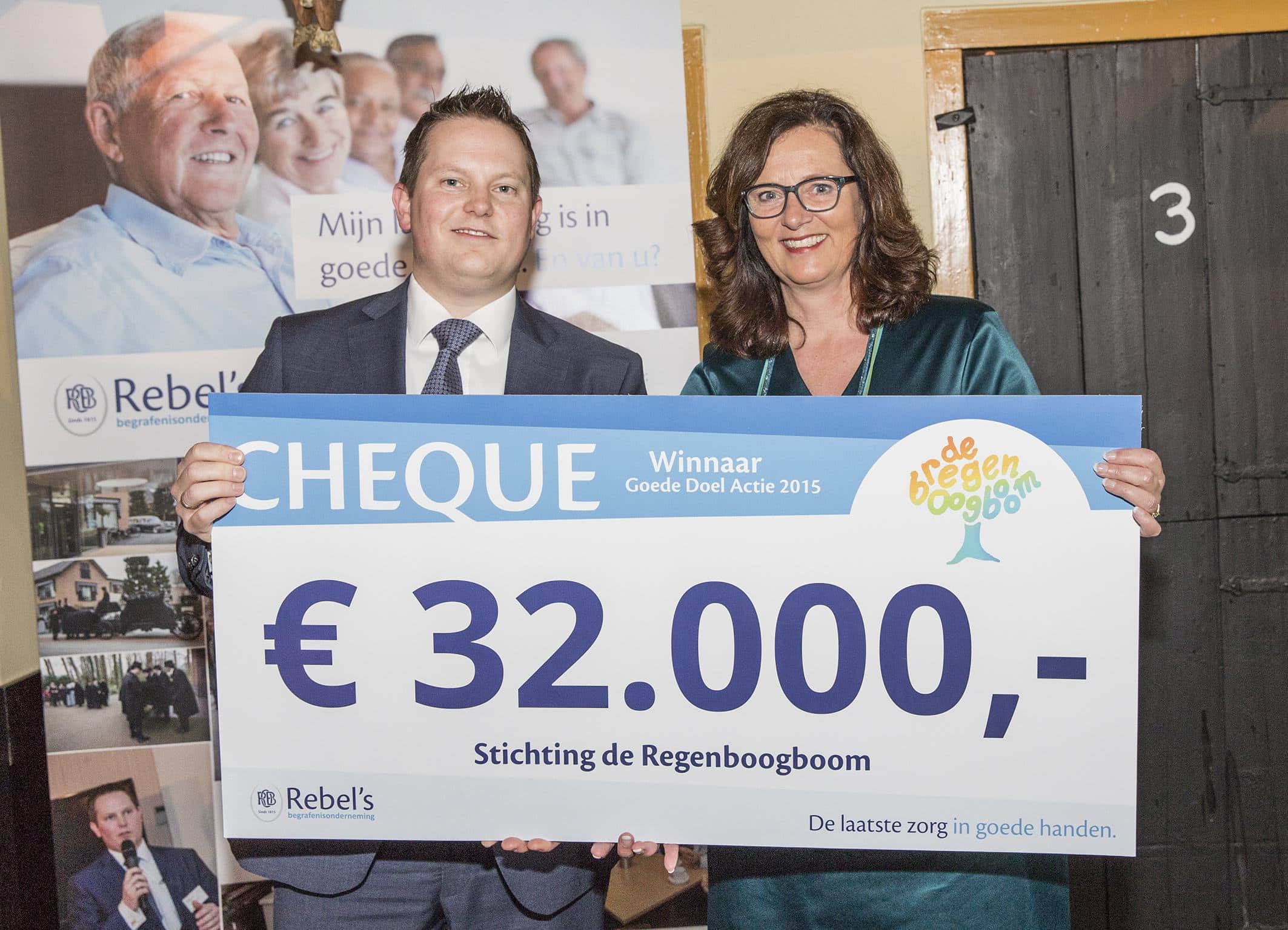 Overhandiging cheque aan Stichting De Regenboogboom