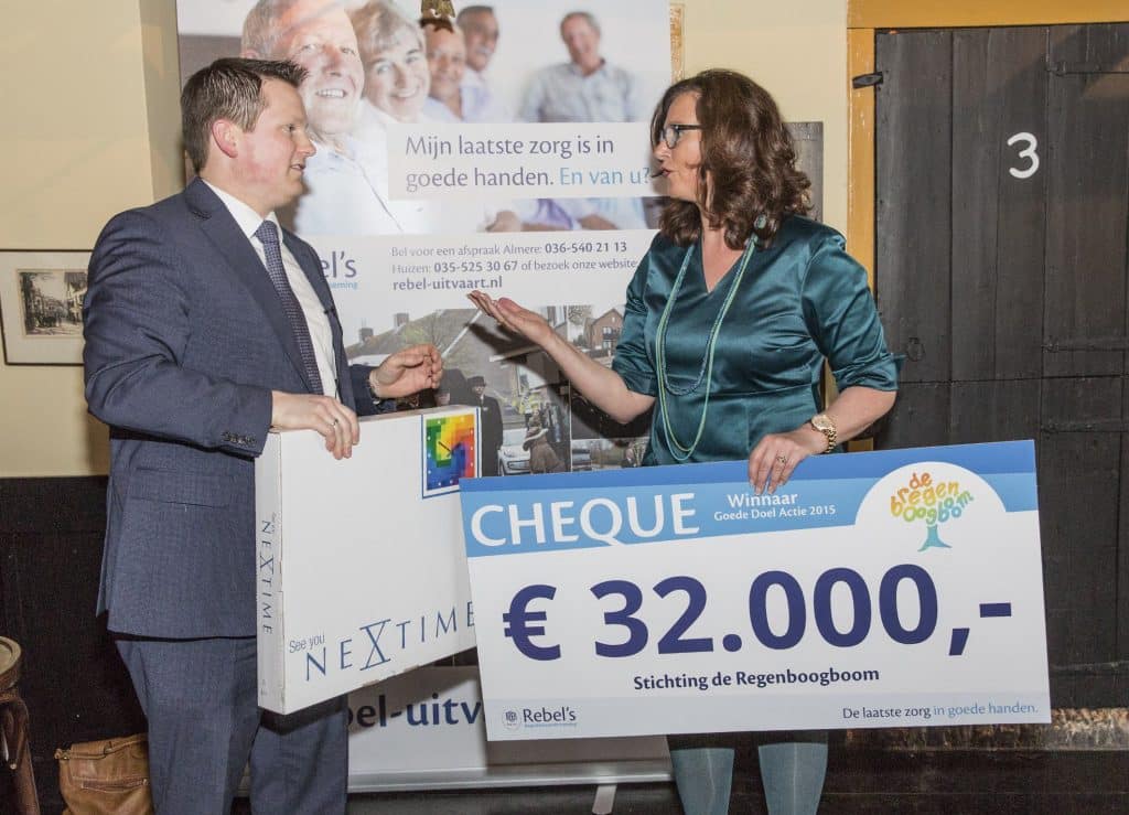 Renée van Zandvoort neemt de cheque in ontvangst