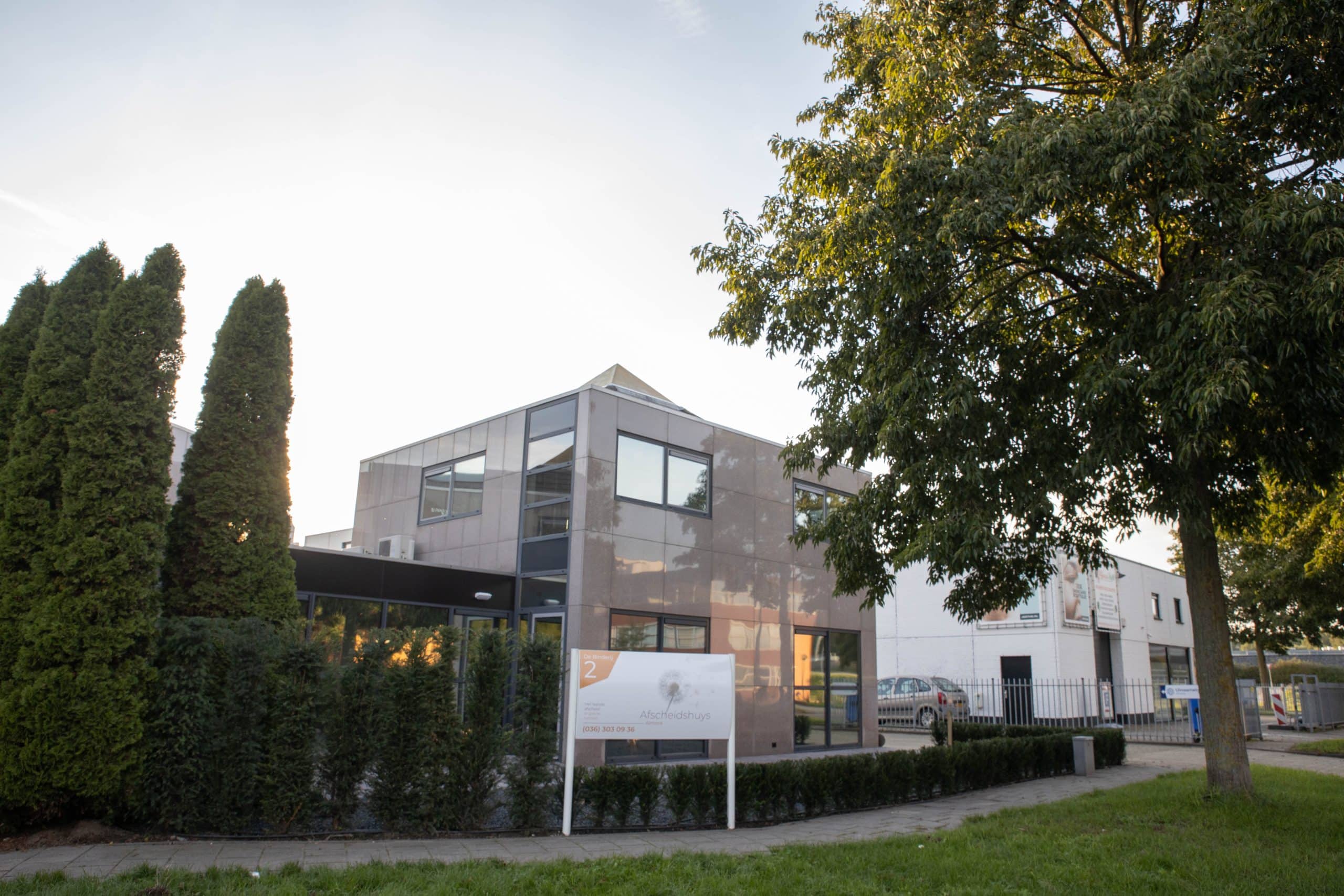 Buitenzijde Afscheidshuys Almere met uitvaartwinkel
